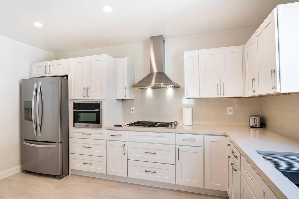 6BR Villa with Large Backyard Beverly Hills Adj