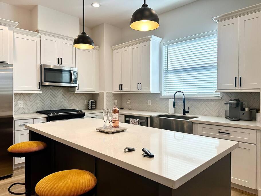 Central Townhome 2 miles to Med Center & Downtown view 2