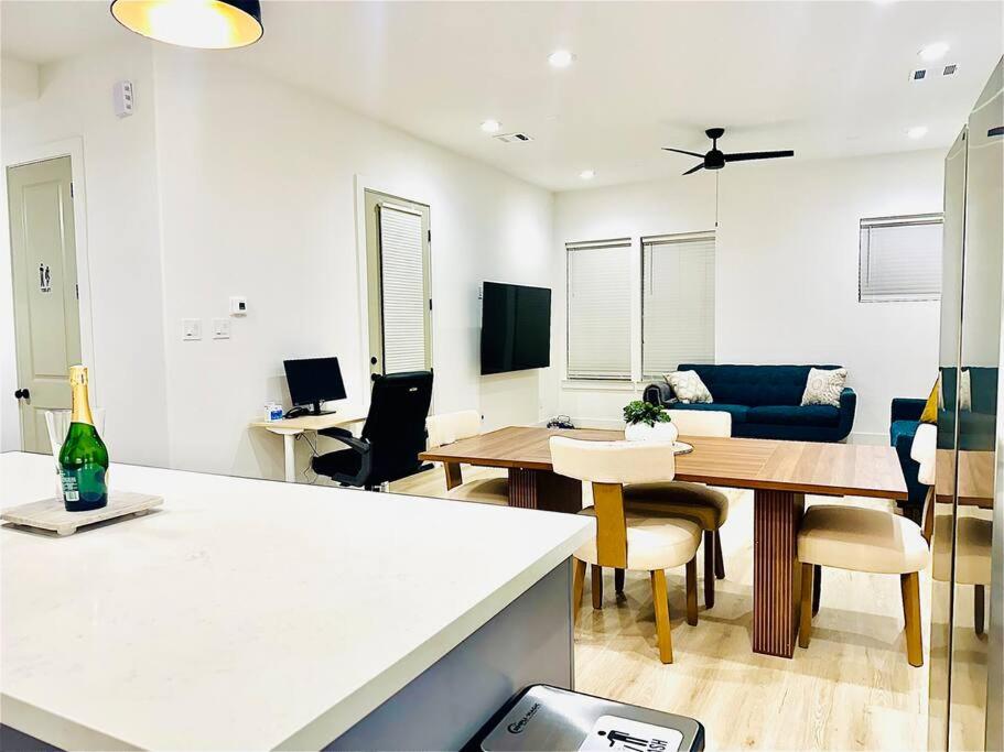 Central Townhome 2 miles to Med Center & Downtown view 3