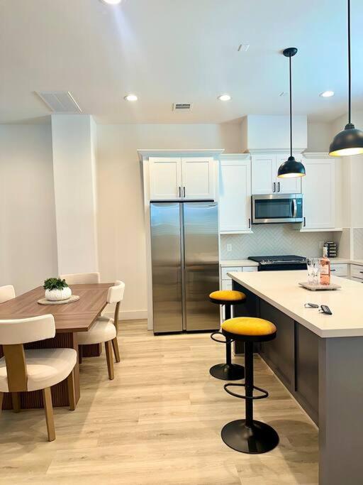 Central Townhome 2 miles to Med Center & Downtown view 4