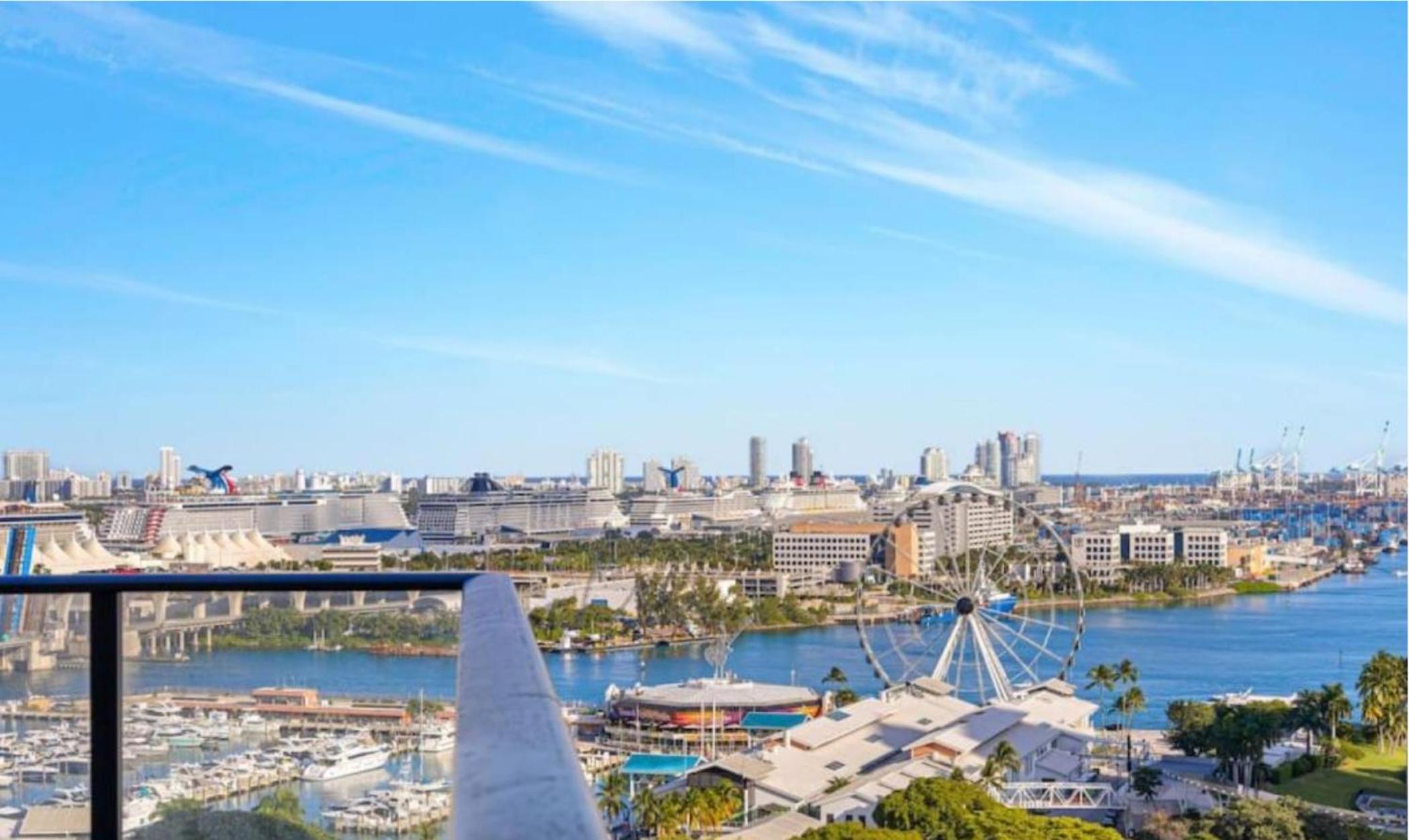 Hotel Mesmerizing Views Corner Condo - Image 1