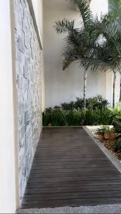Uptown Bliss-Modern 1BR Condo with Balcony in BGC view 3