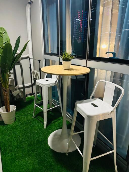 Uptown Bliss-Modern 1BR Condo with Balcony in BGC view 5