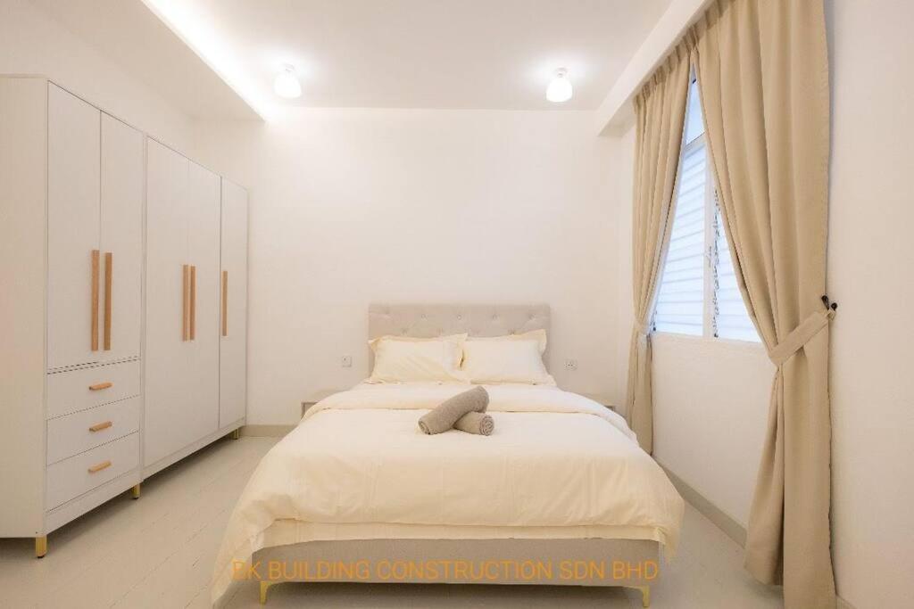 White House Semi D 6Room 12Pax