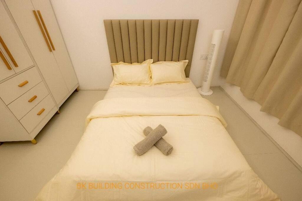 White House Semi D 6Room 12Pax