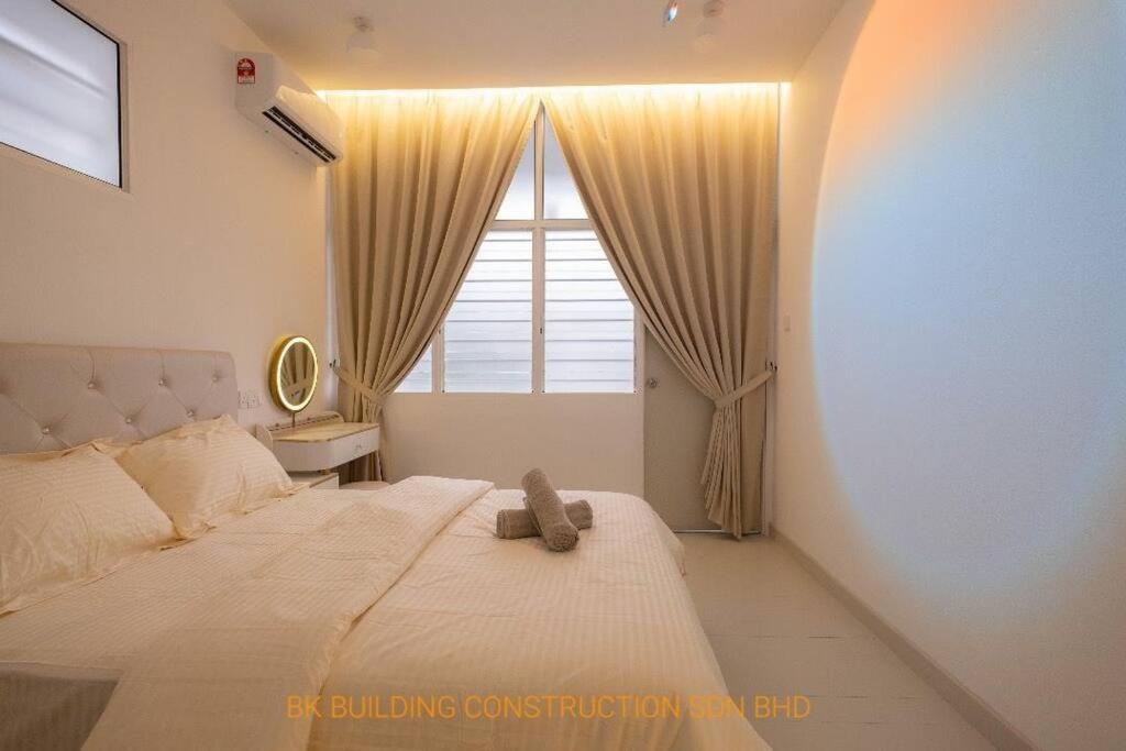 White House Semi D 6Room 12Pax