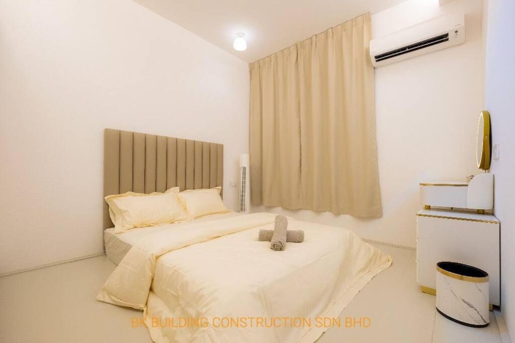 White House Semi D 6Room 12Pax