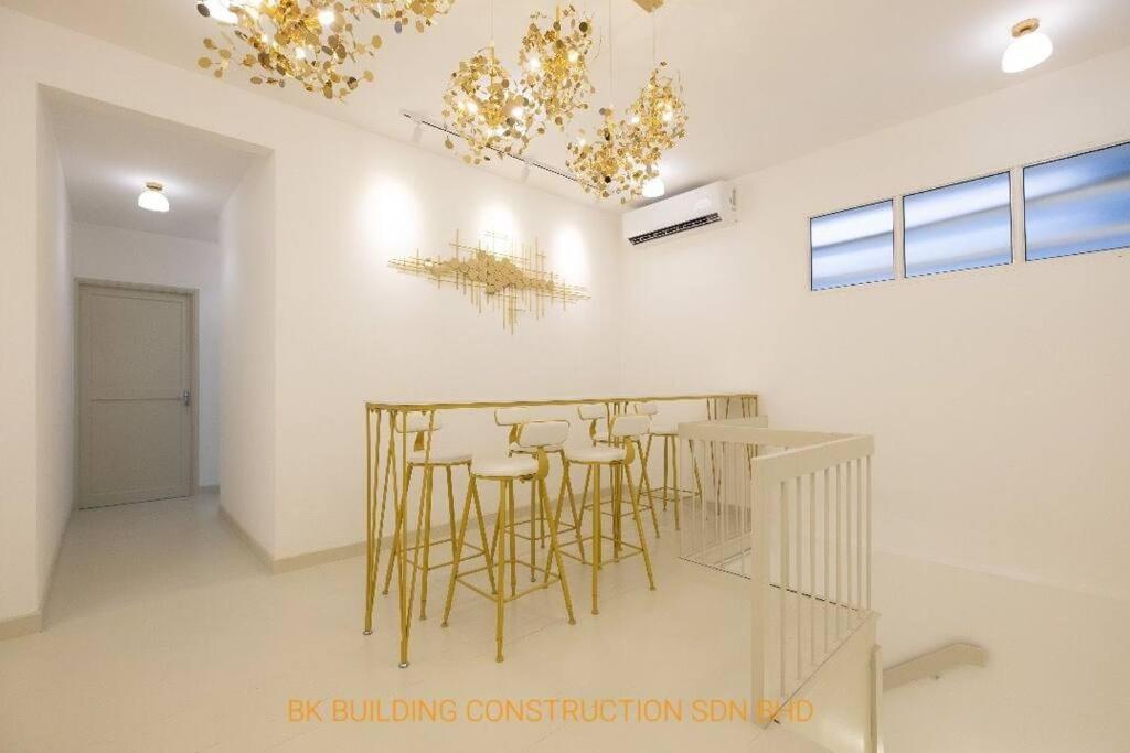 White House Semi D 6Room 12Pax