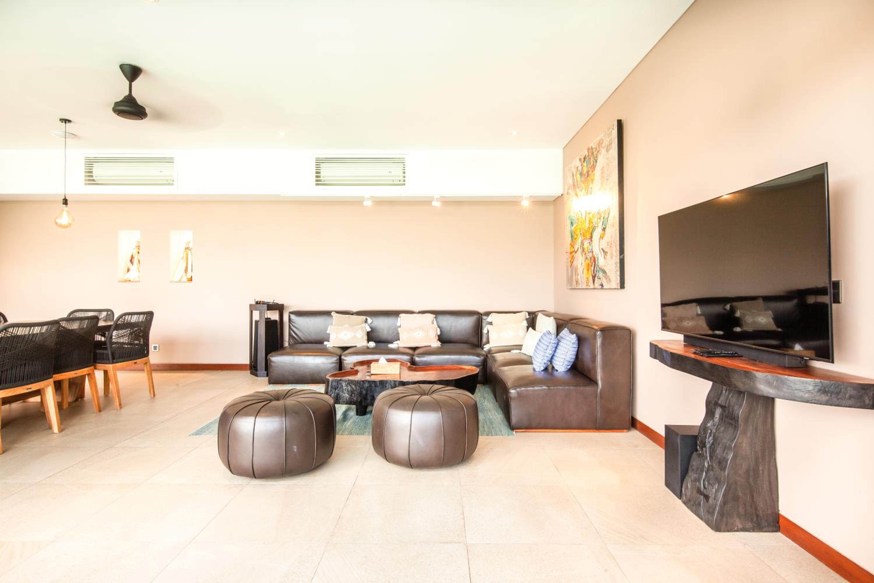 Enchanting 6BR Villa, Breathtaking Vistas Canggu