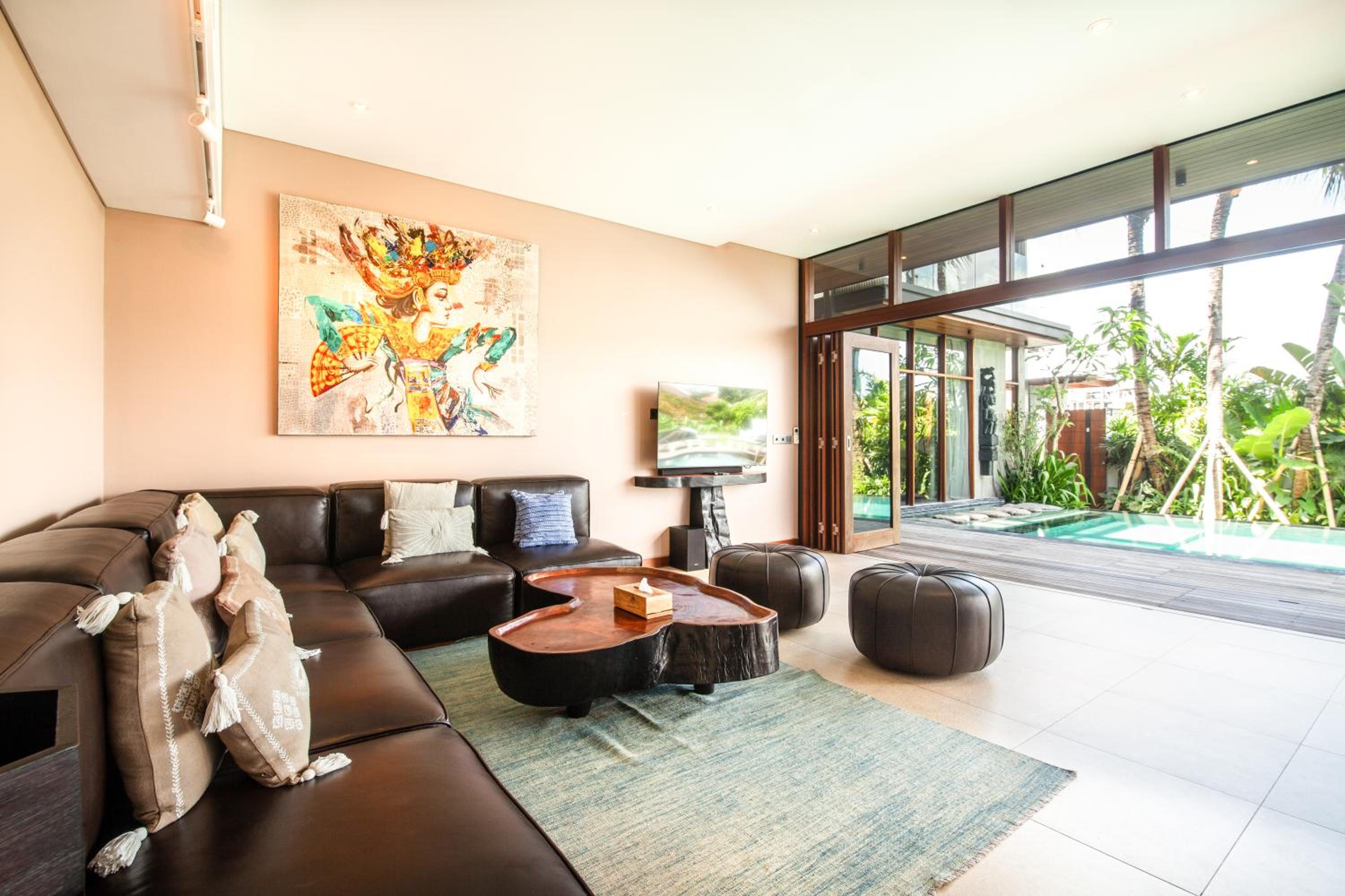 Enchanting 6BR Villa, Breathtaking Vistas Canggu
