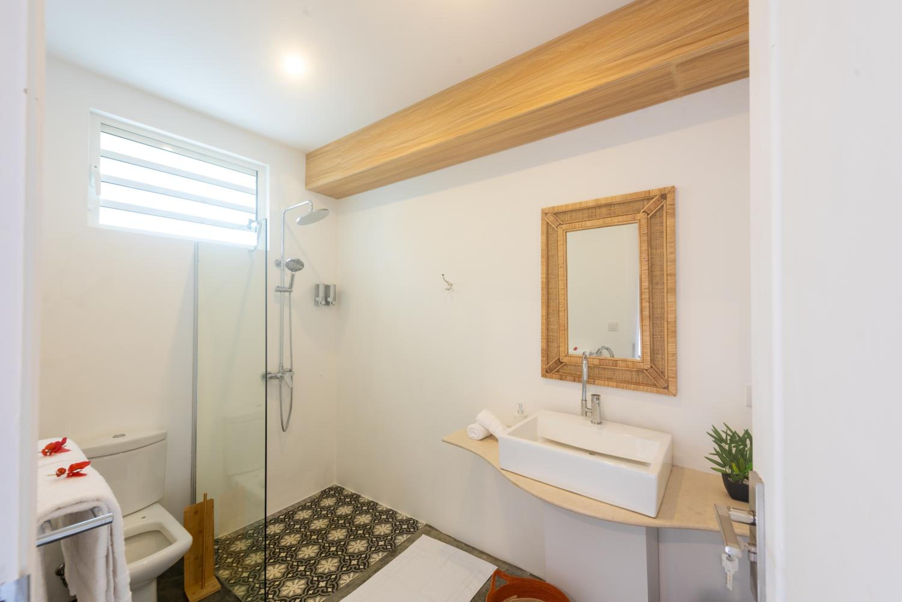 Quaint 3BDR Apt in Melville Public Beach w pool view 5