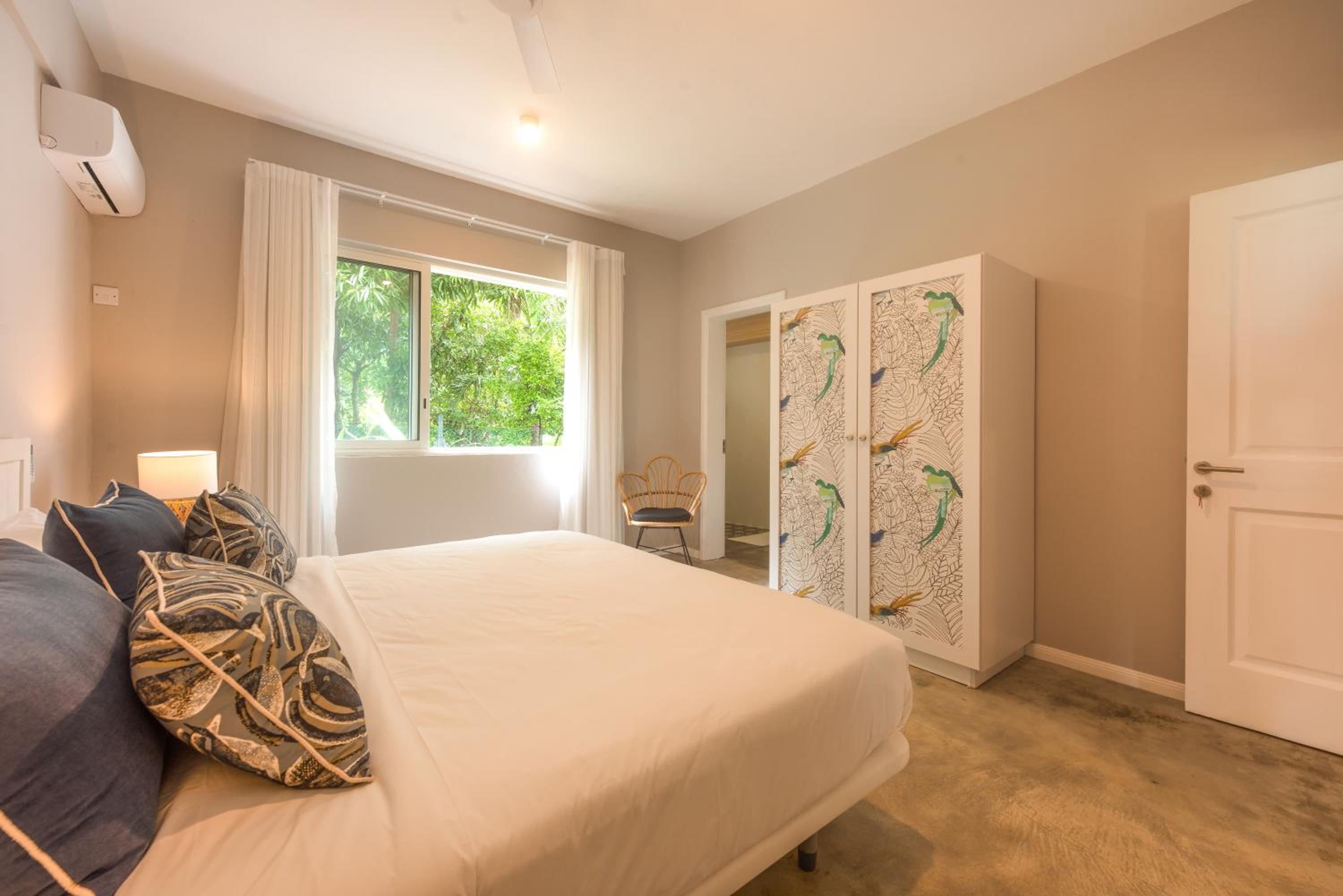 Quaint 3BDR Apt in Melville Public Beach w pool view 3