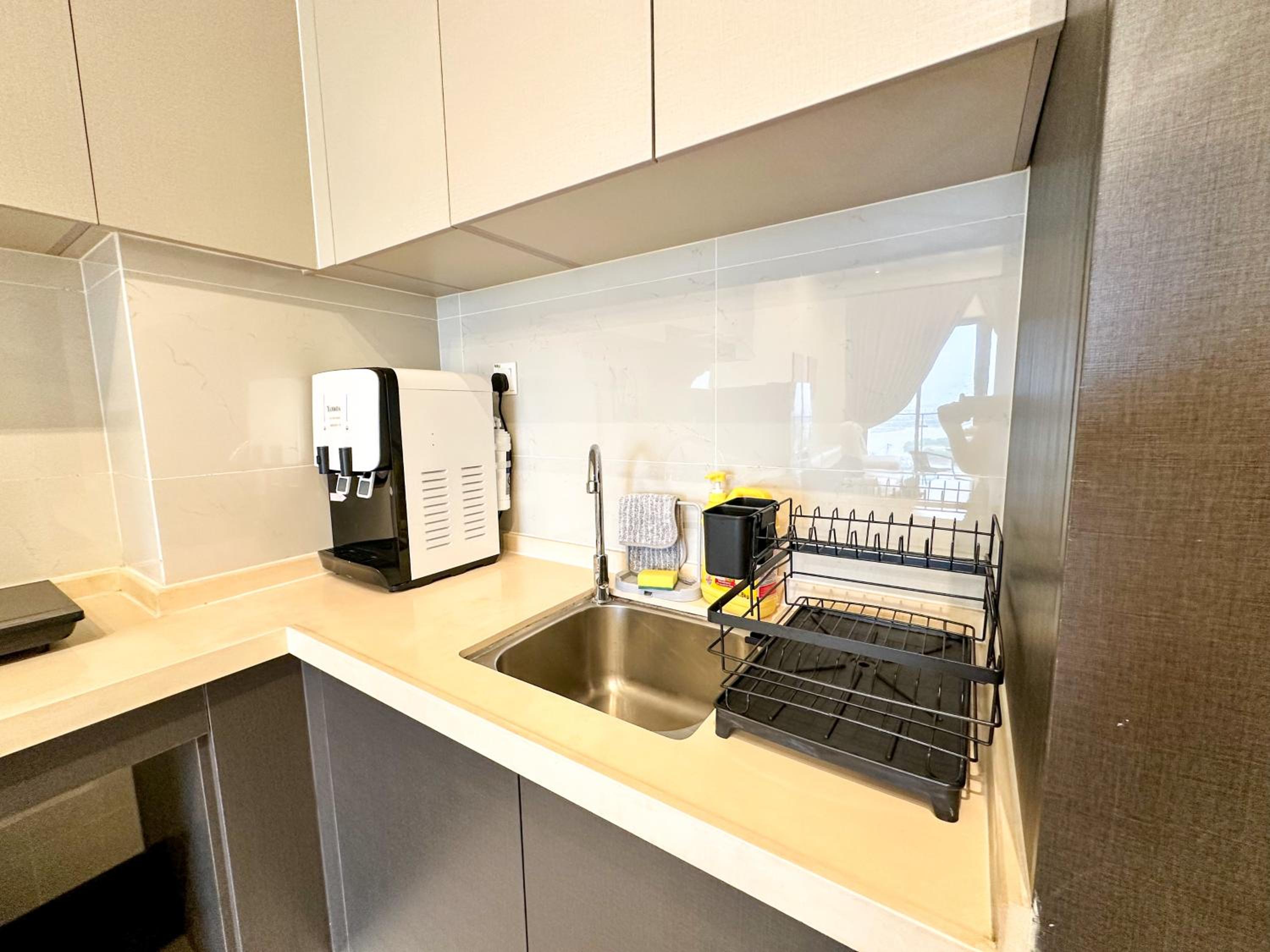 FunxVivid Seaview 2BR 2CP near SG CIQ KSL ZooJB Free Netflix WiFI