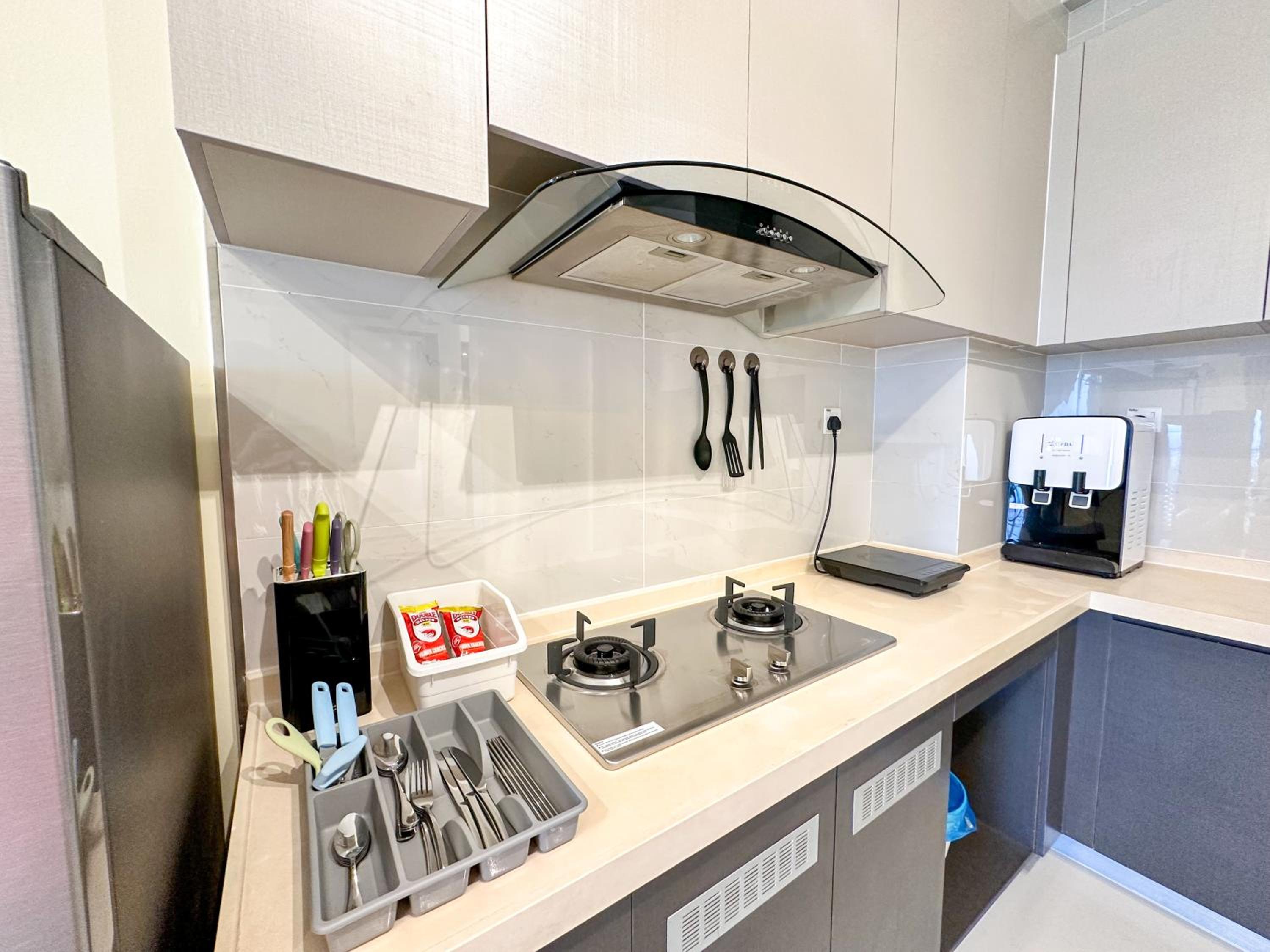 FunxVivid Seaview 2BR 2CP near SG CIQ KSL ZooJB Free Netflix WiFI
