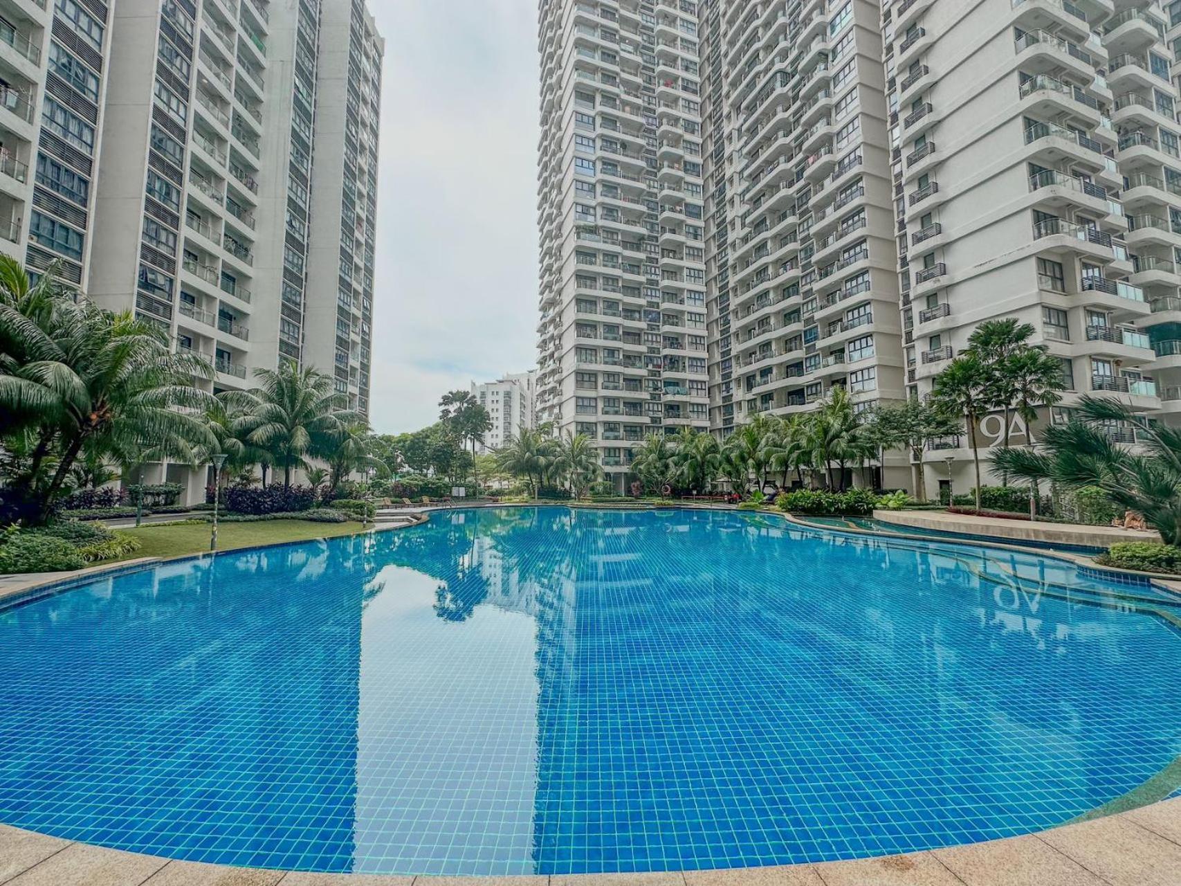 FunxVivid Seaview 2BR 2CP near SG CIQ KSL ZooJB Free Netflix WiFI