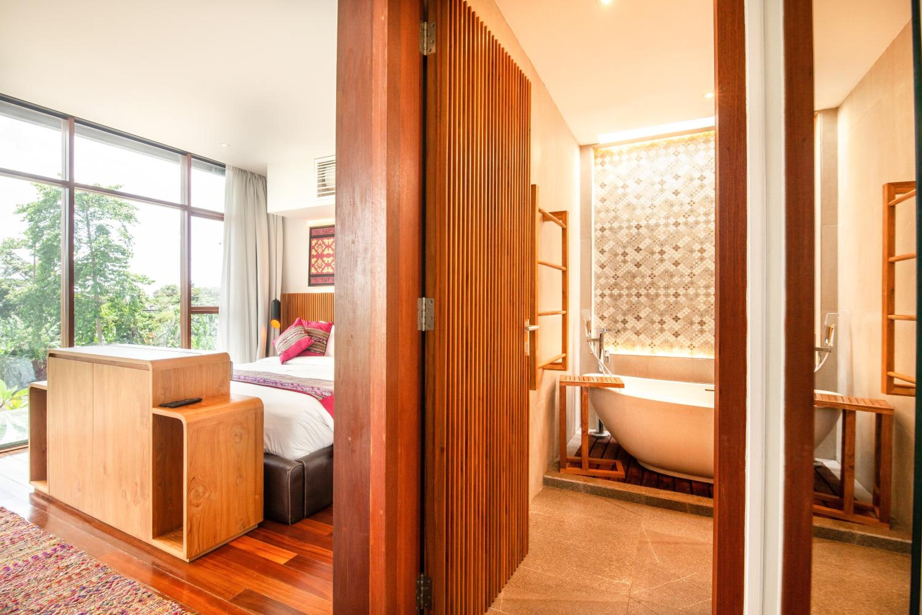 Enchanting 6BR Villa, Breathtaking Vistas Canggu