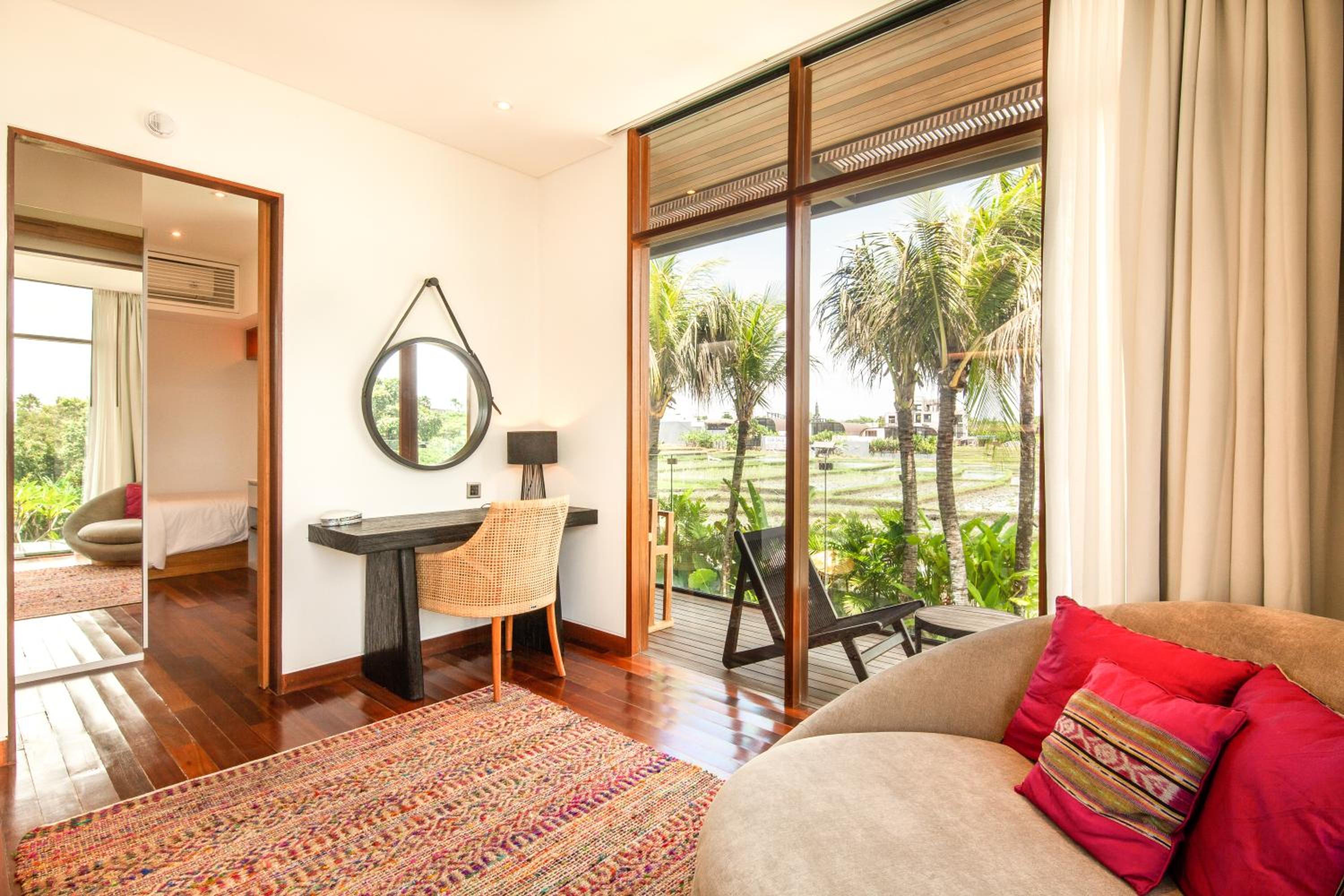 Enchanting 6BR Villa, Breathtaking Vistas Canggu