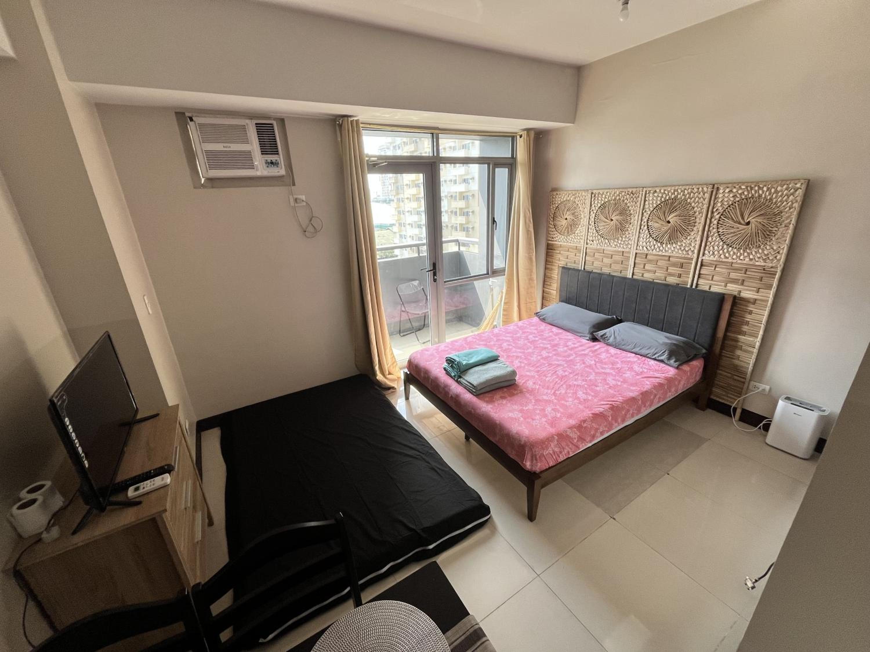 Cubao Manhattan Heights Residential Condo TC10N - Bright Studio with Pool, Balcony - Next to AliMall and SM - Walking Distance to Araneta Coliseum and Gate view 2