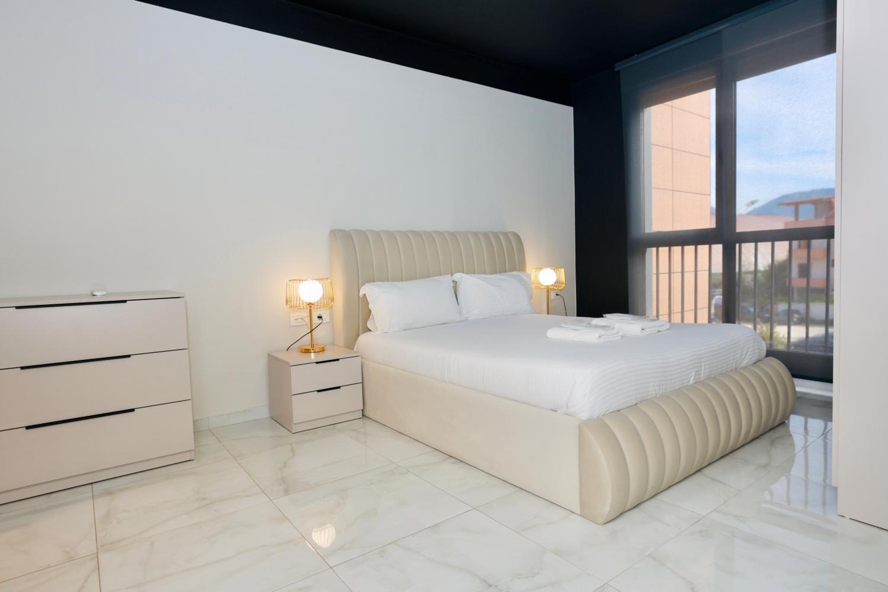 Miku Apartment-Chic 2 Bedroom Escape