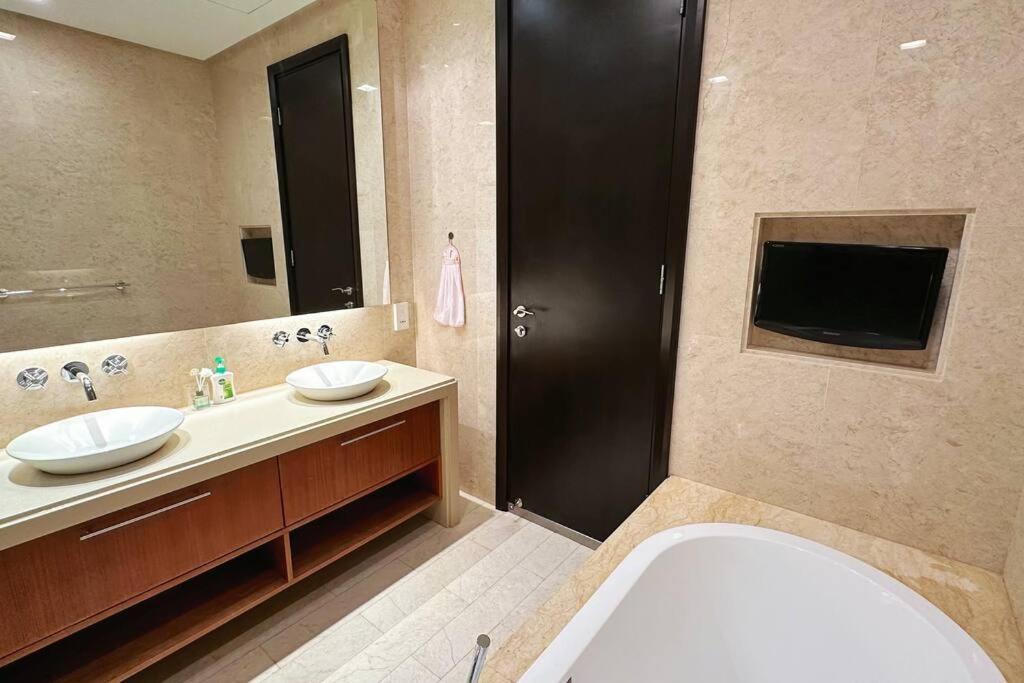 Straits Quay Highest Floor Infinity SeaView Suite