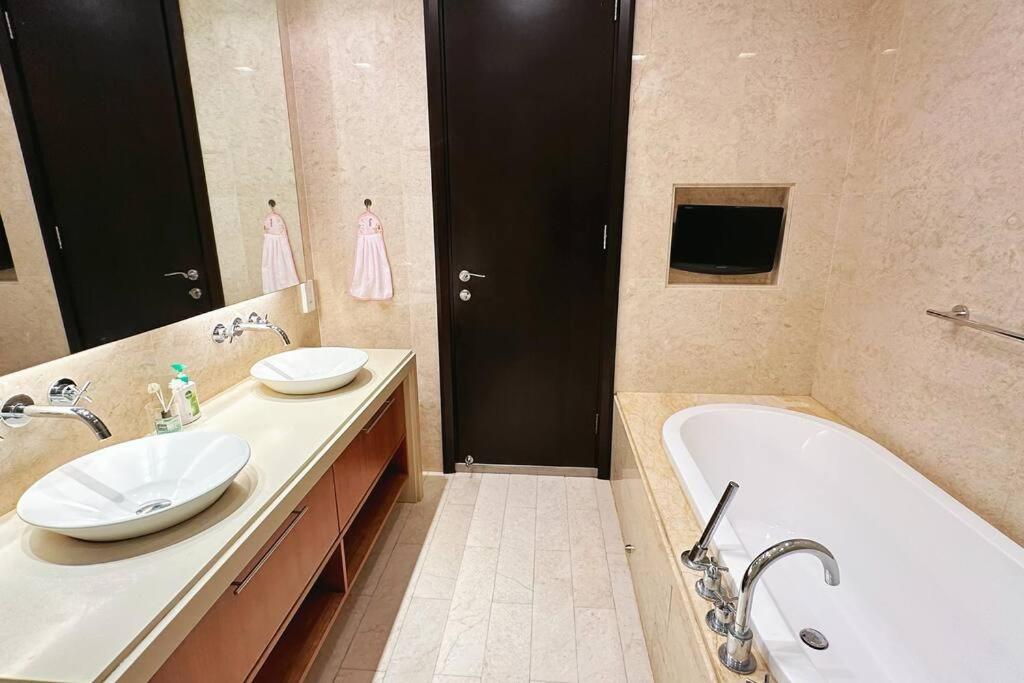 Straits Quay Highest Floor Infinity SeaView Suite