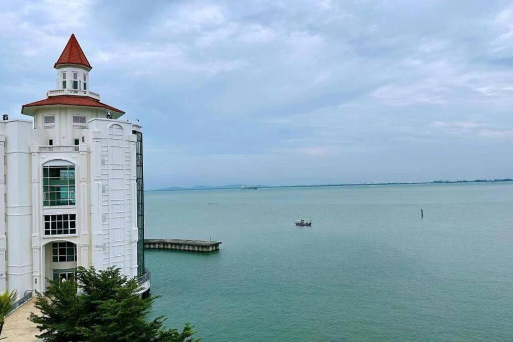 Straits Quay Highest Floor Infinity SeaView Suite