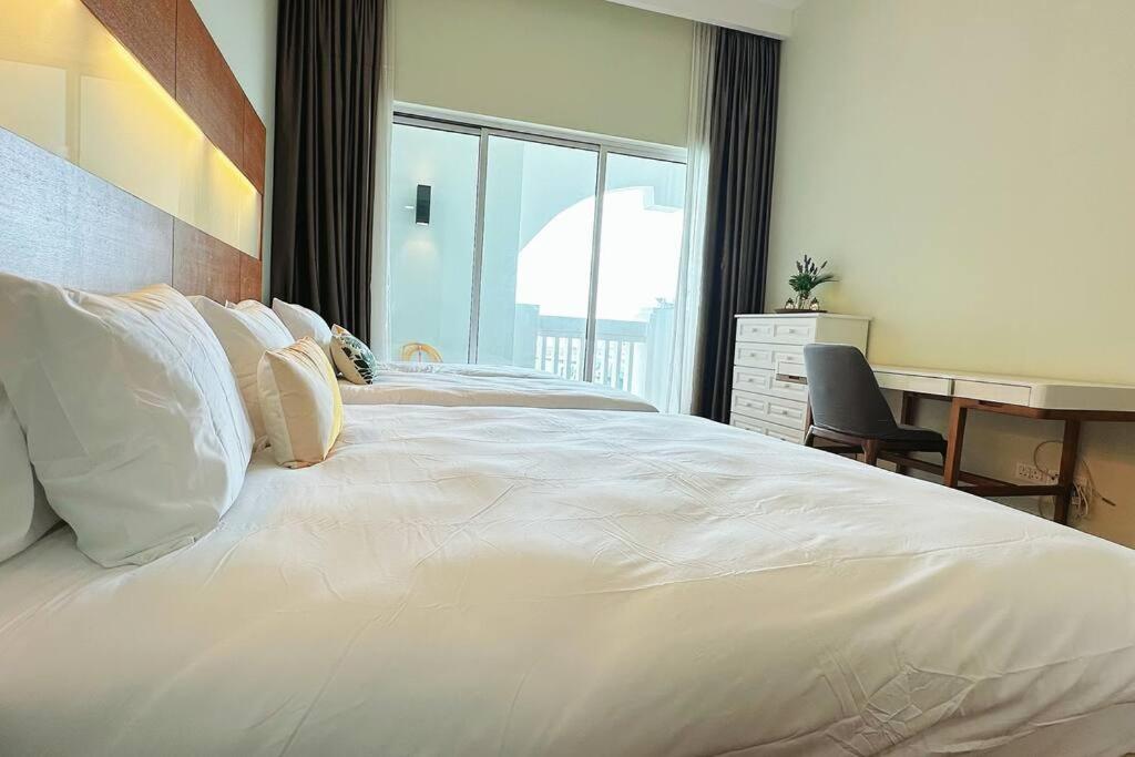 Straits Quay Highest Floor Infinity SeaView Suite