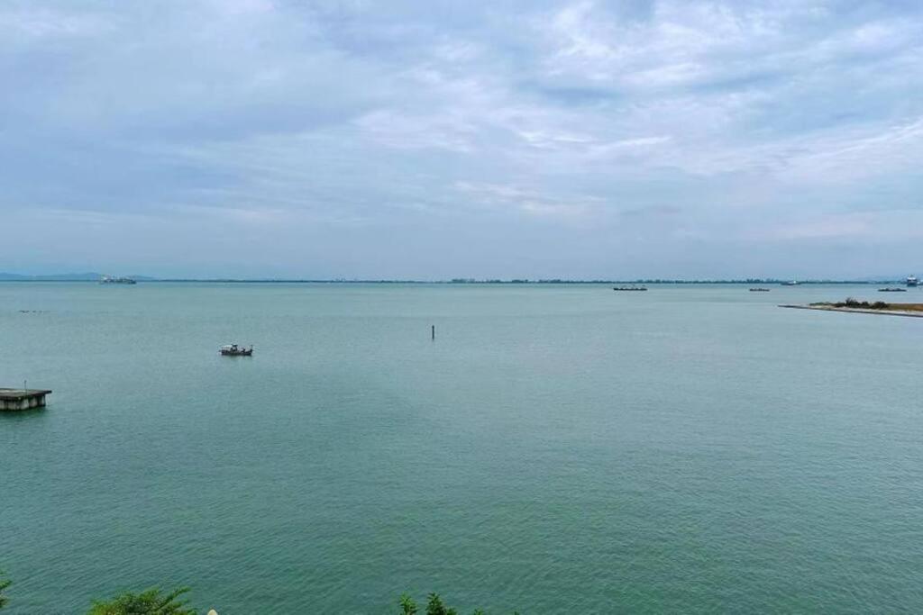 Straits Quay Highest Floor Infinity SeaView Suite