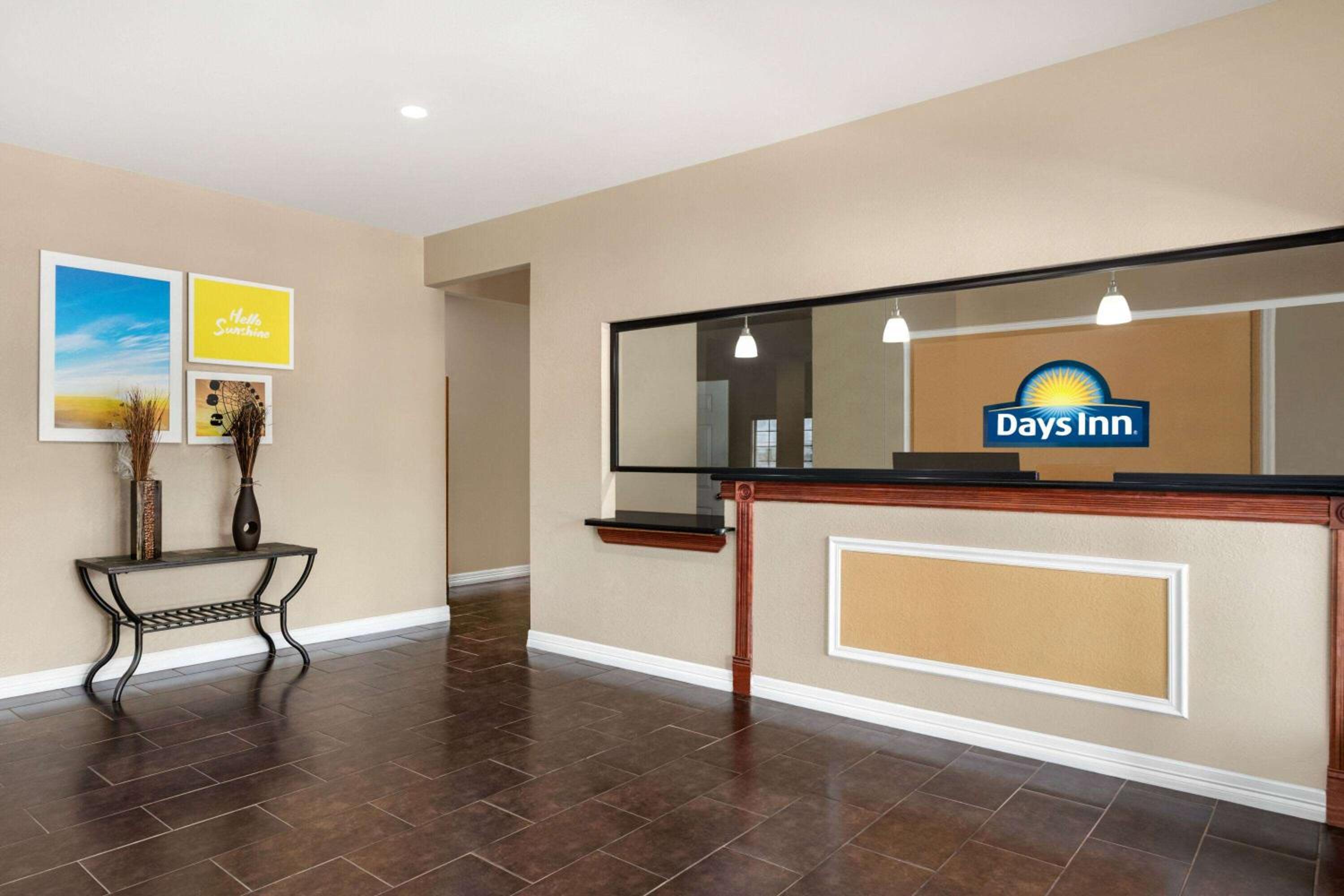 Days Inn by Wyndham San Antonio Near Fiesta Park 2