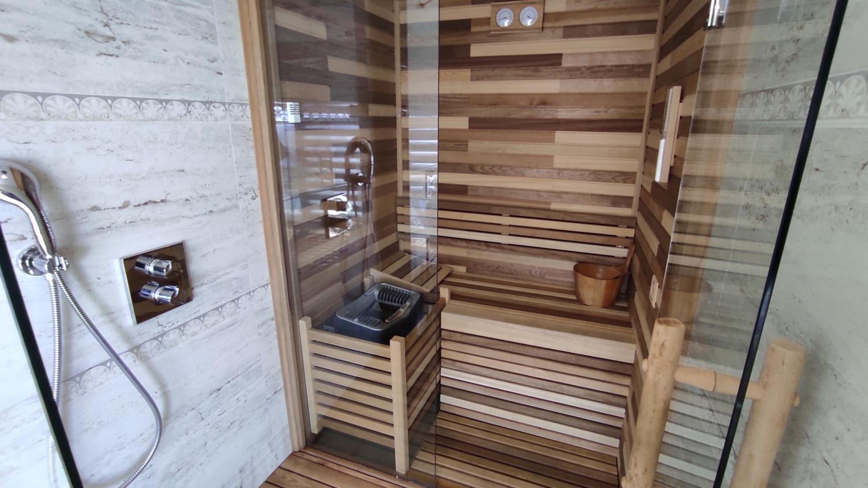 Elite Luxury Suite & Spa - Image 62