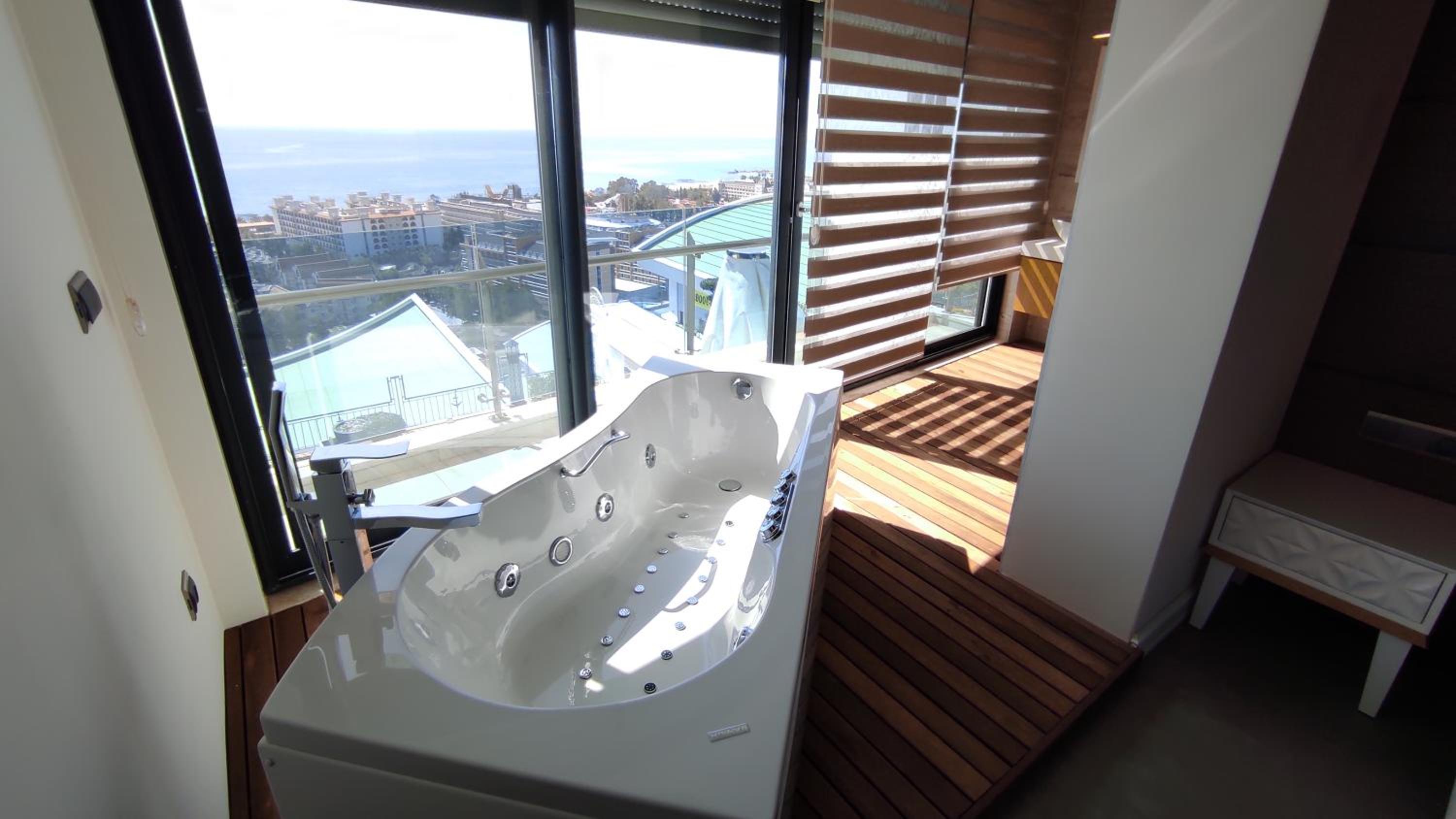 Elite Luxury Suite & Spa - Image 63