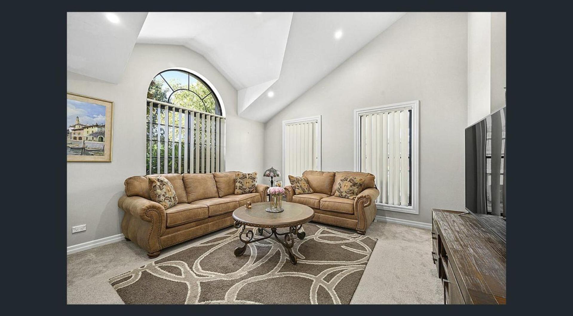 Luxury Four Bedroom Villa in Brookwater with Pool