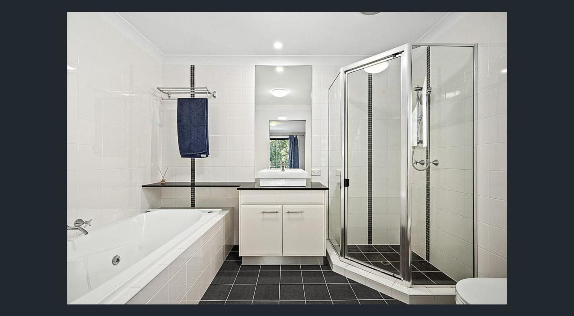 Luxury Four Bedroom Villa in Brookwater with Pool