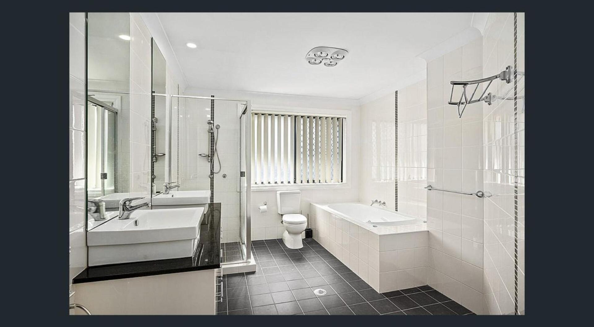 Luxury Four Bedroom Villa in Brookwater with Pool