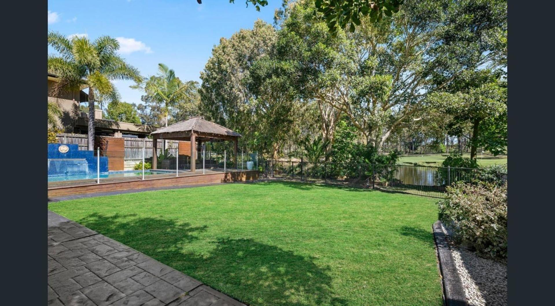 Luxury Four Bedroom Villa in Brookwater with Pool