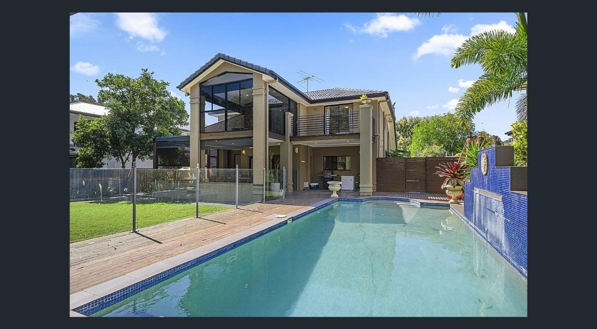 Luxury Four Bedroom Villa in Brookwater with Pool