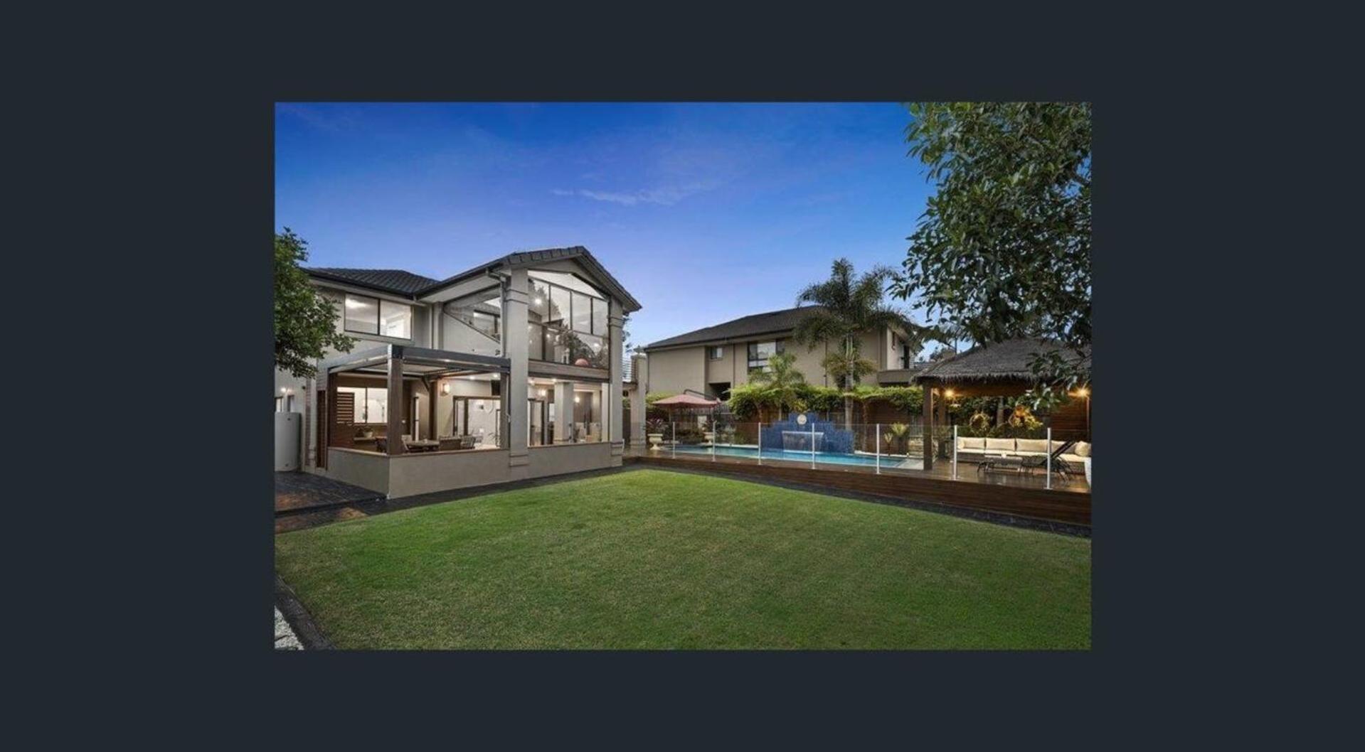 Luxury Four Bedroom Villa in Brookwater with Pool