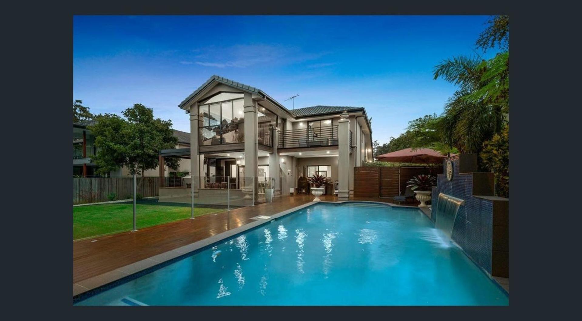 Luxury Four Bedroom Villa in Brookwater with Pool