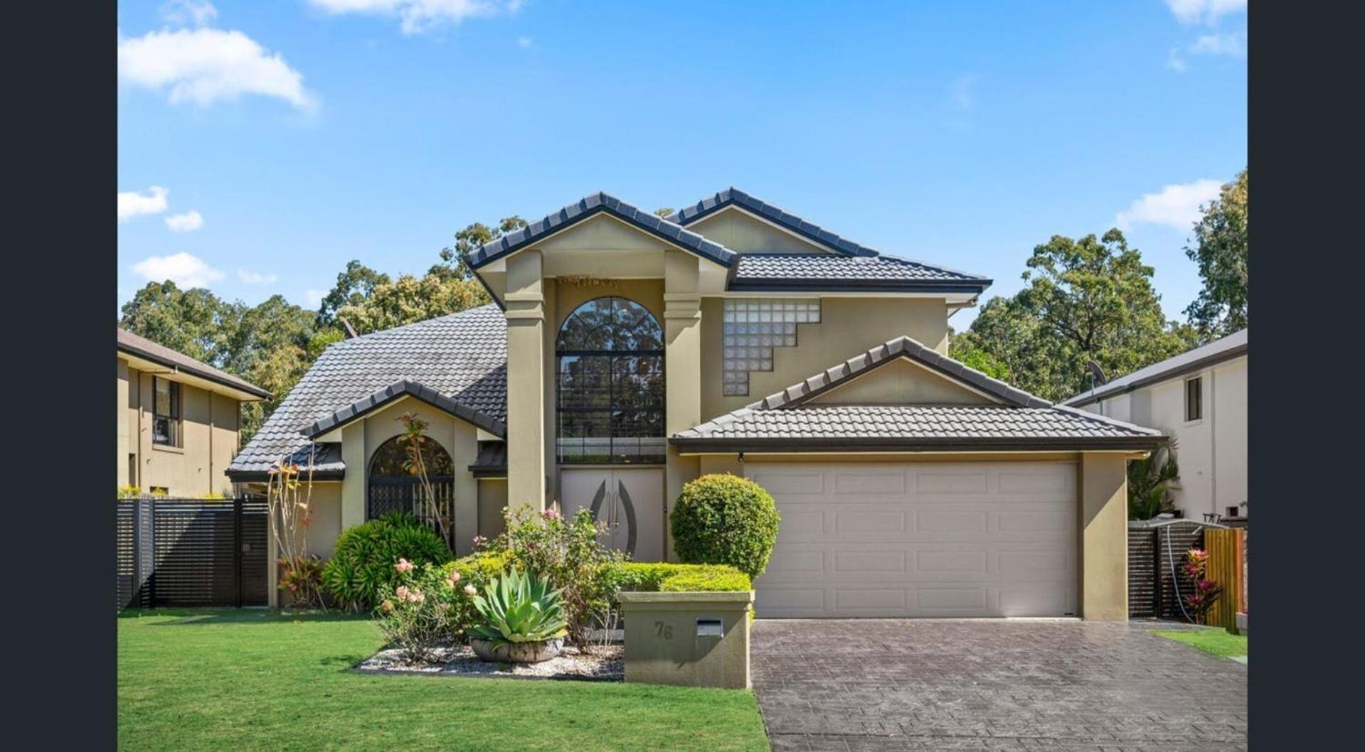 Luxury Four Bedroom Villa in Brookwater with Pool