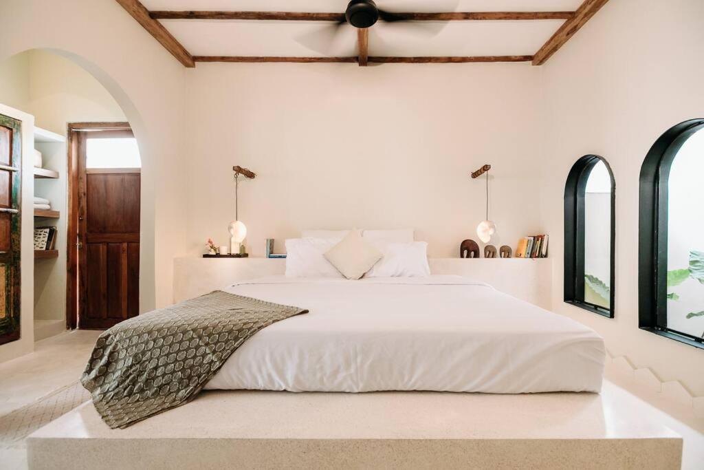 Design Villa Walking distance to Echo Beach! view 5