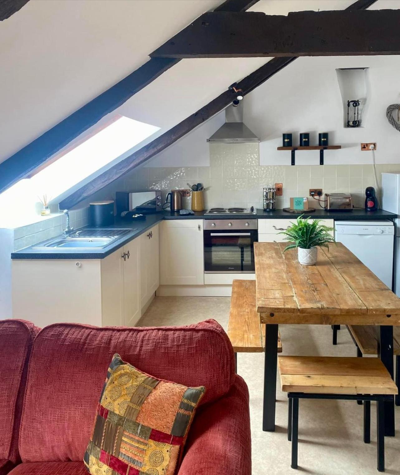 Stunning 4 Bed Pet Friendly Cottage with Hot Tub