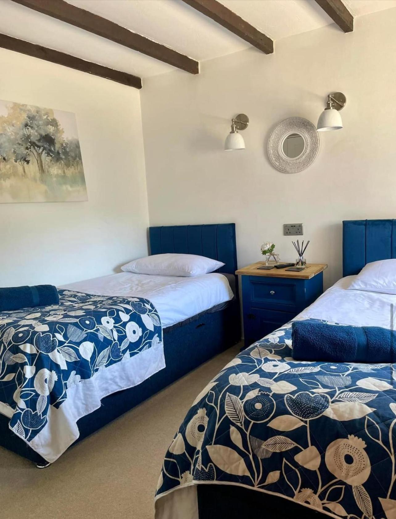 Stunning 4 Bed Pet Friendly Cottage with Hot Tub