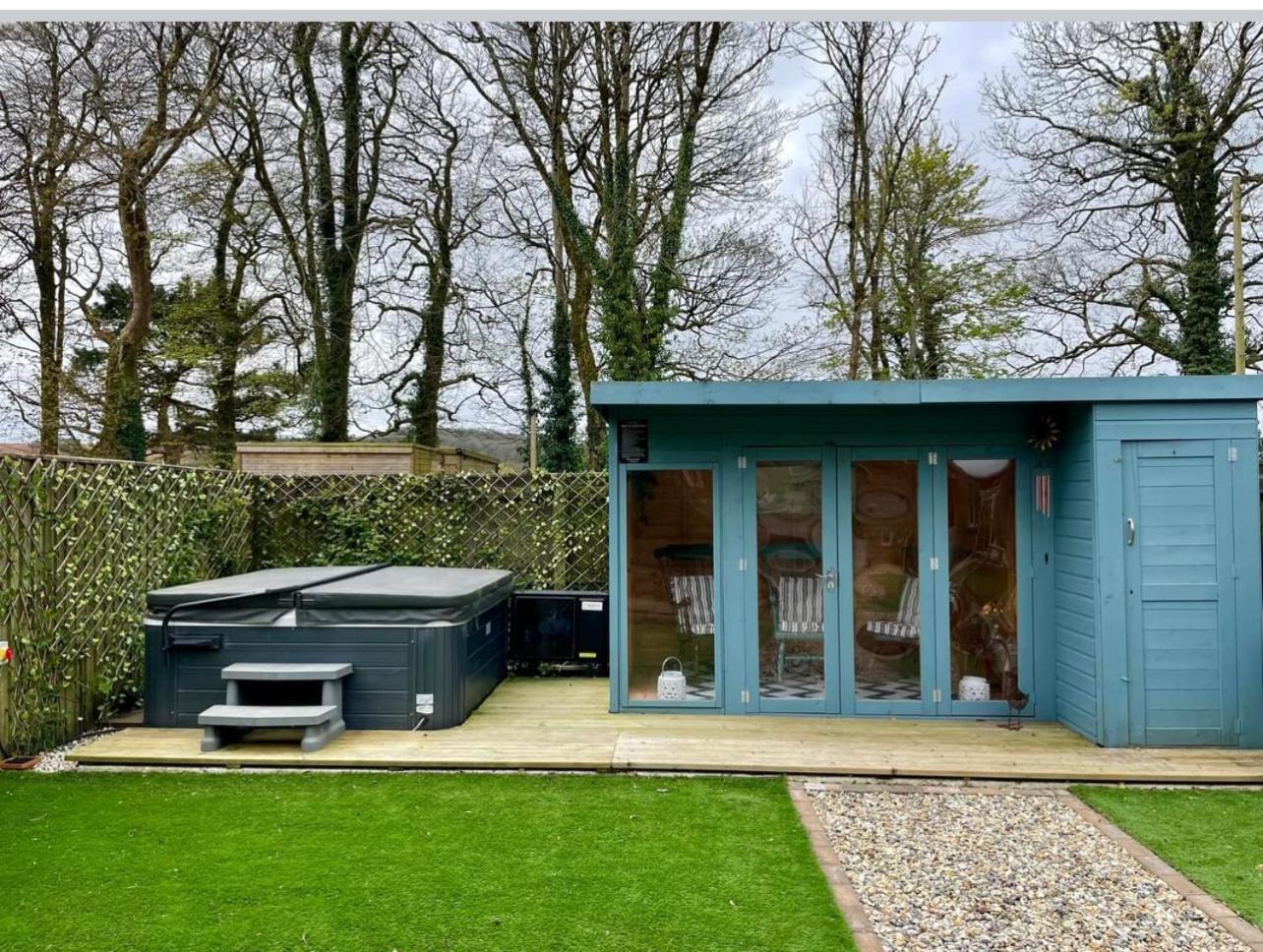 Stunning 4 Bed Pet Friendly Cottage with Hot Tub