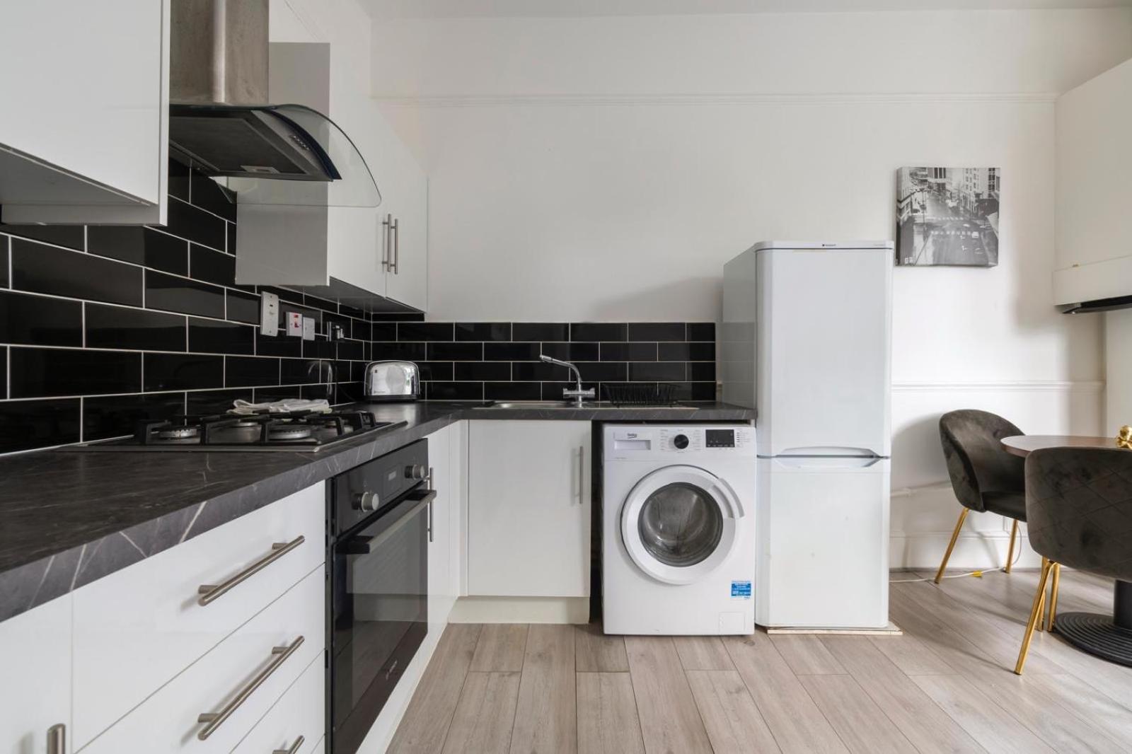2 Bedroom flat SW9 -2min walk from Brixton station, Free off road parking