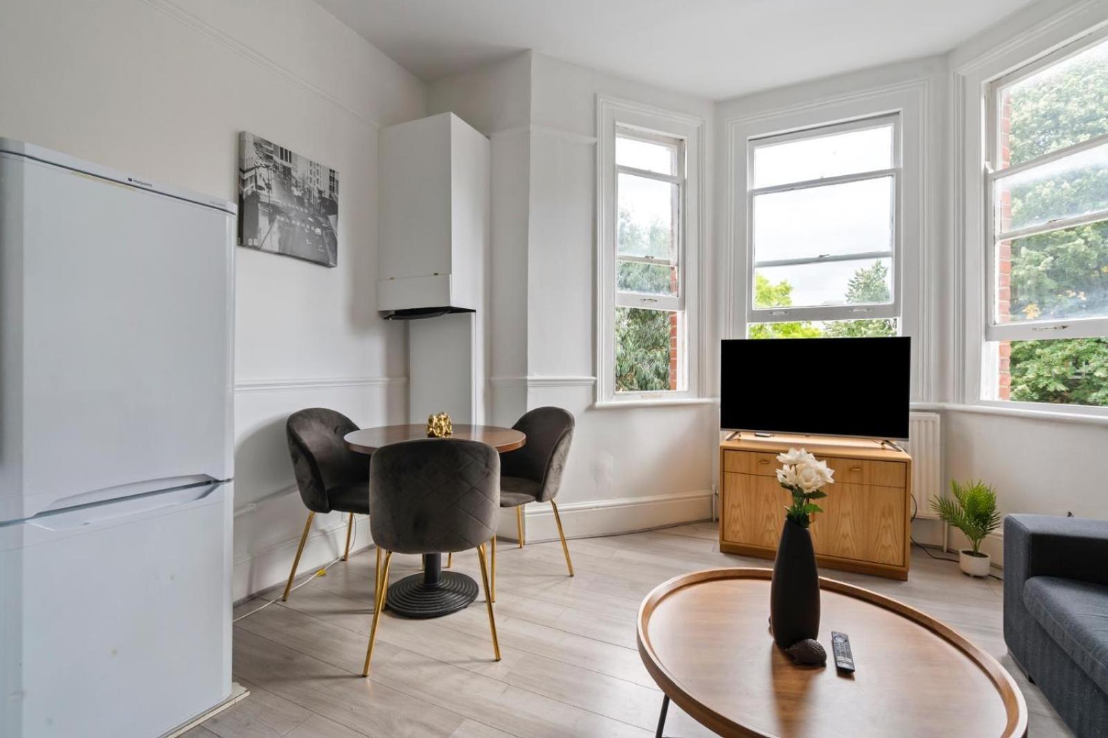 2 Bedroom flat SW9 -2min walk from Brixton station, Free off road parking