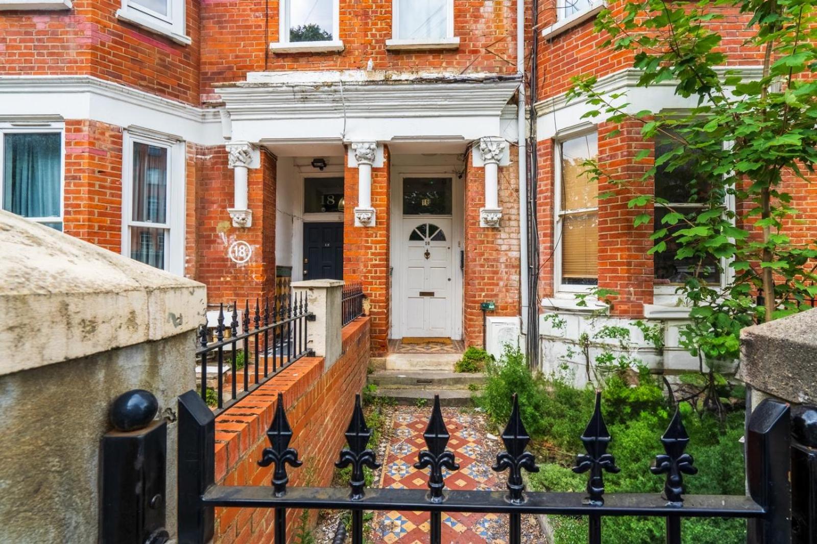2 Bedroom flat SW9 -2min walk from Brixton station, Free off road parking