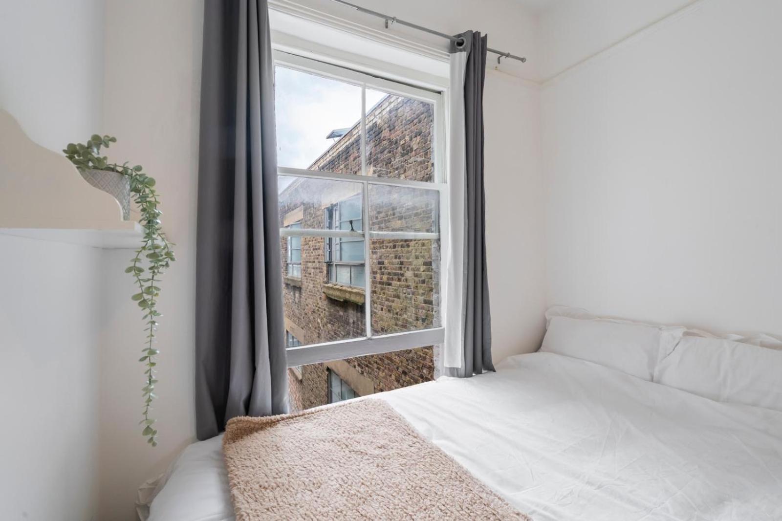 2 Bedroom flat SW9 -2min walk from Brixton station, Free off road parking