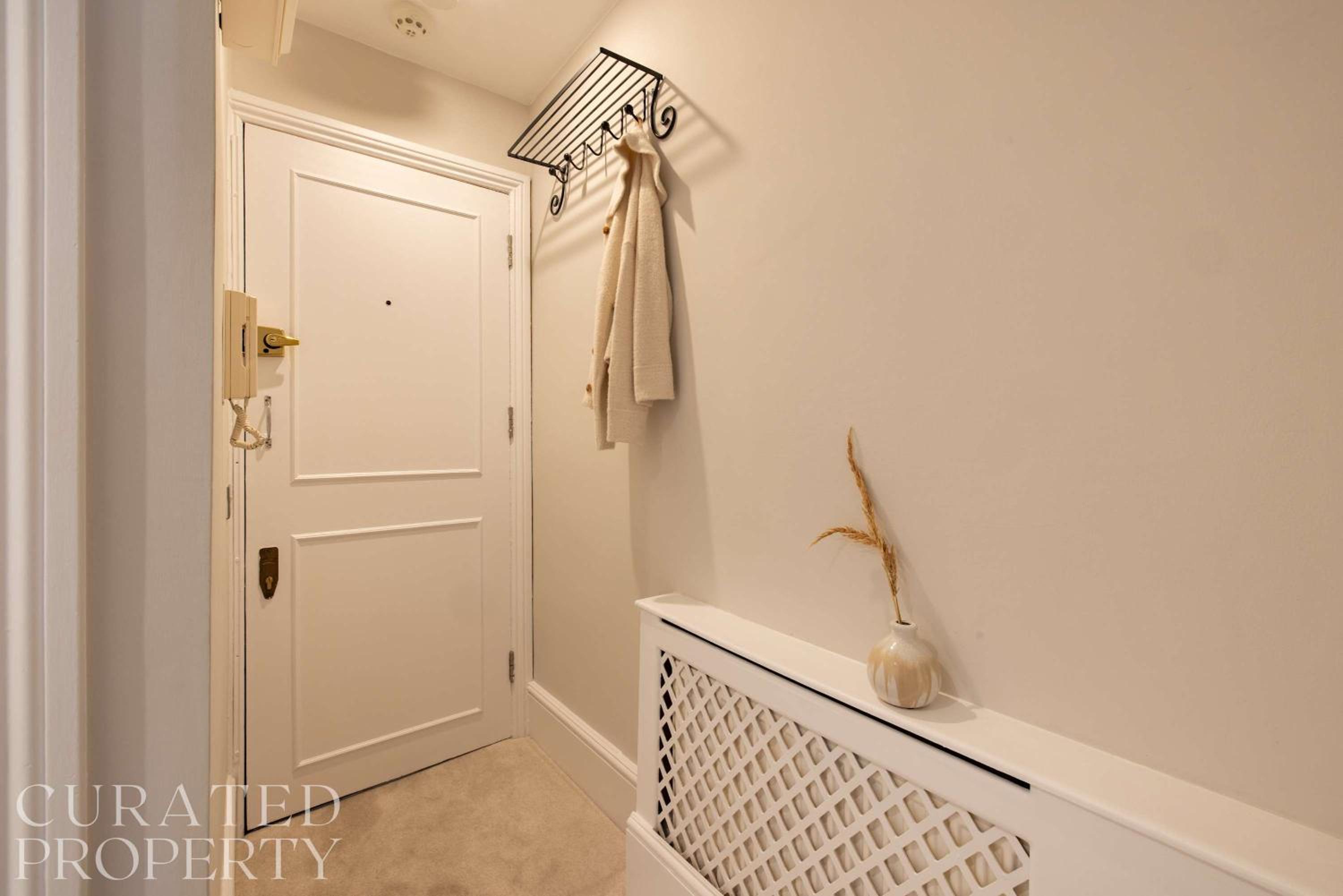 Chic & Sunlit Earls Court Flat