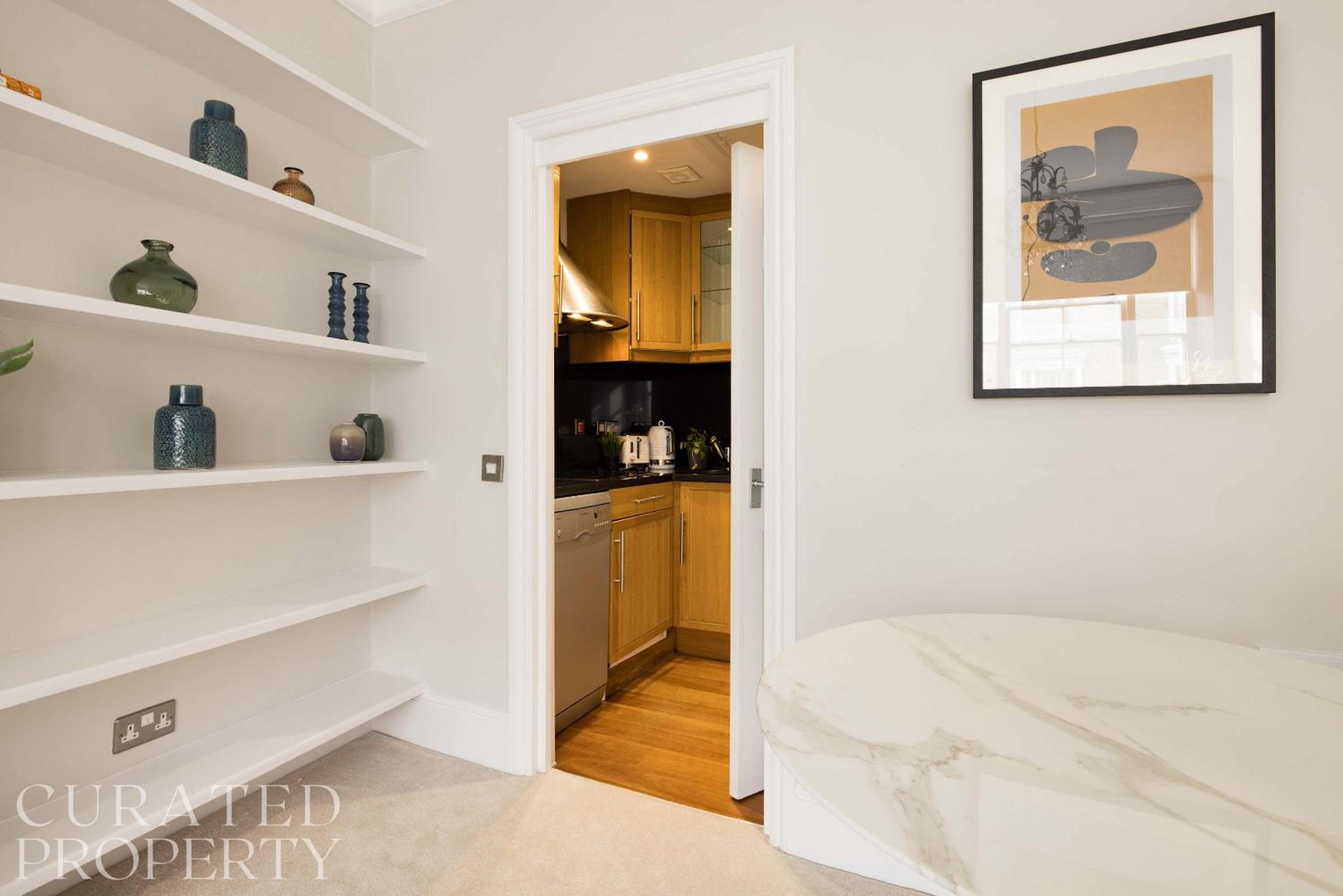 Chic & Sunlit Earls Court Flat