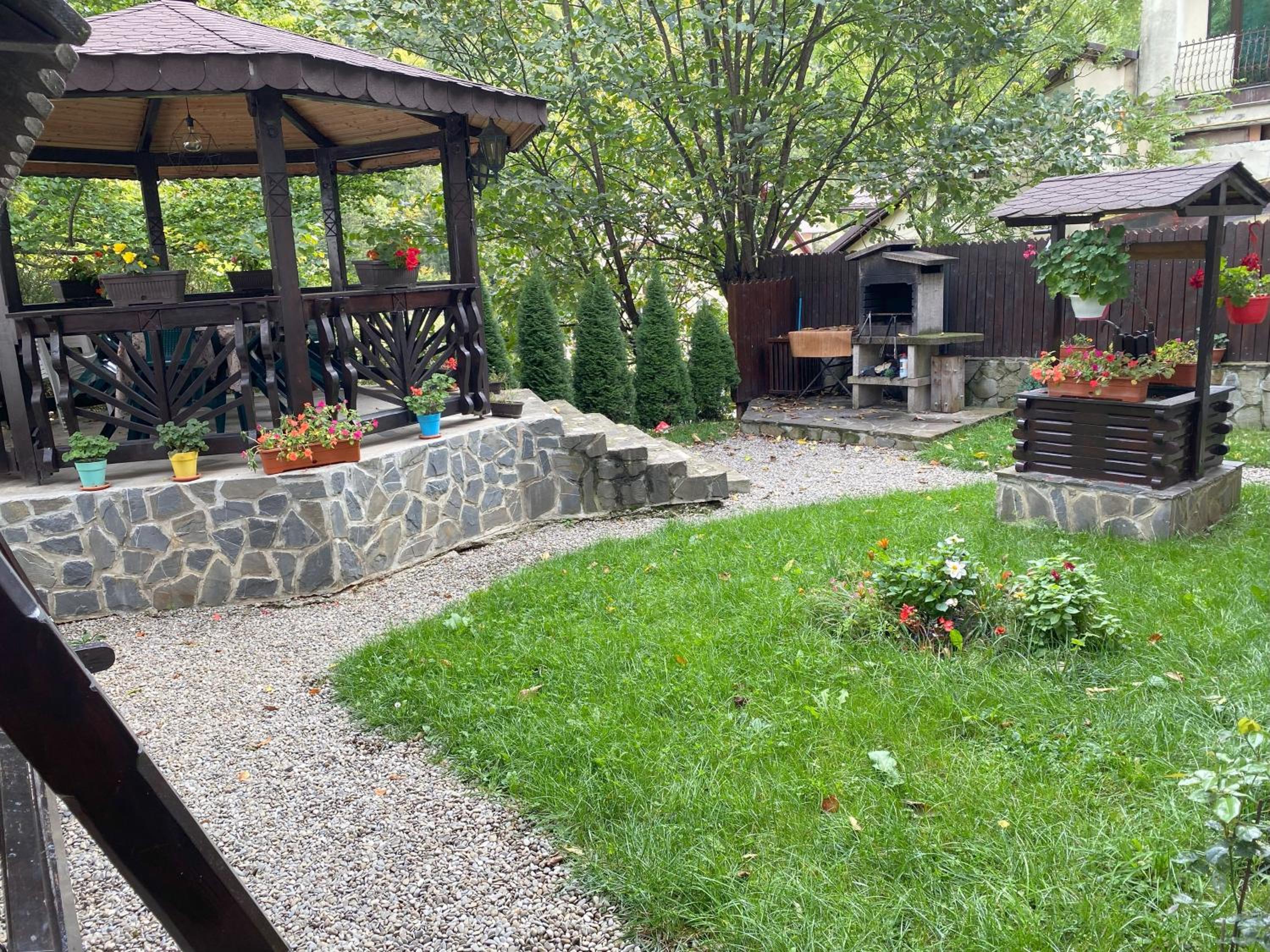 Chez Marcel Sinaia view 4